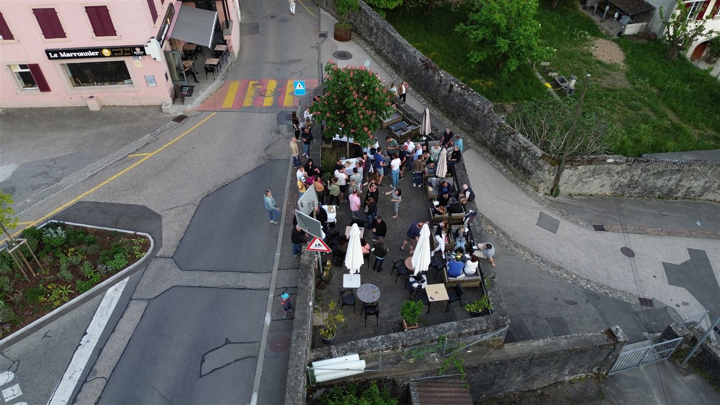 Vue aérienne de la terrasse et de la vieille ville de Moudon